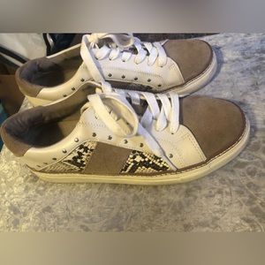 Crown vintage lace up sneakers